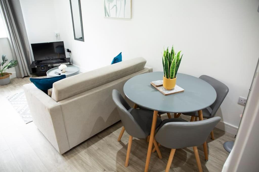 Bridge House Apartments - Free Parking Shottery 外观 照片